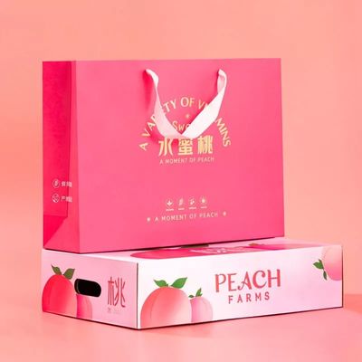상자를 싸는 사과에 니스를 칠하는 상자를 패키징하는 골판지 과일